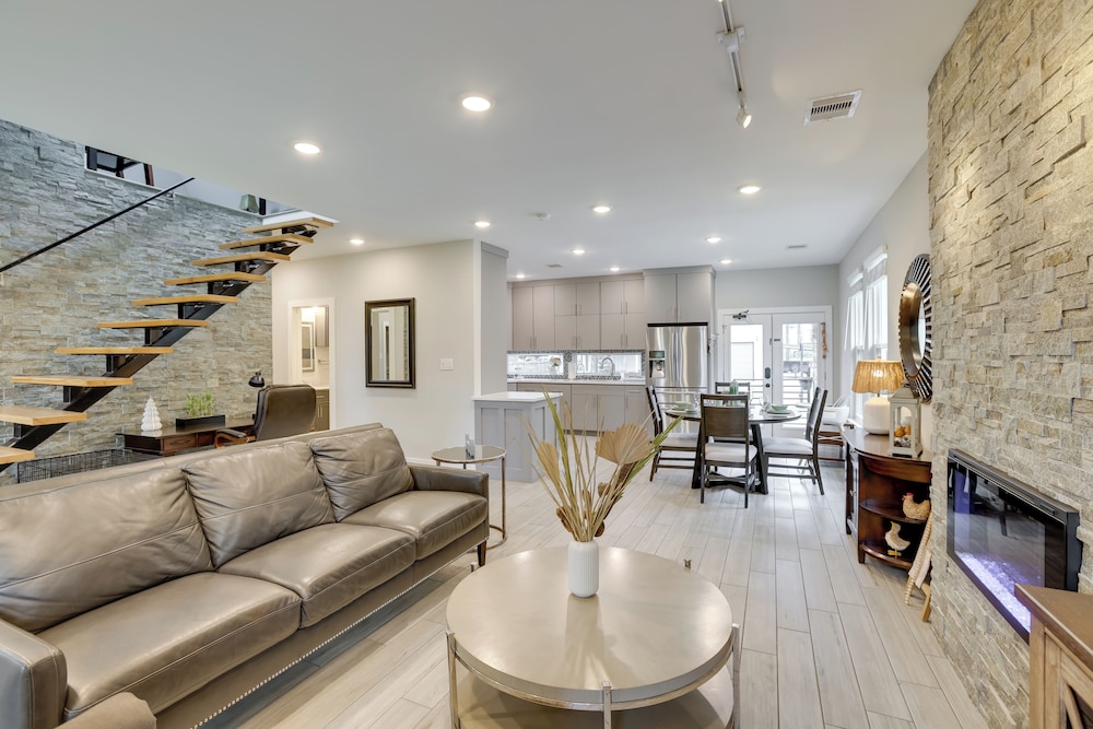 Pets Welcome: Home w/ Deck & Patio in Hockley!