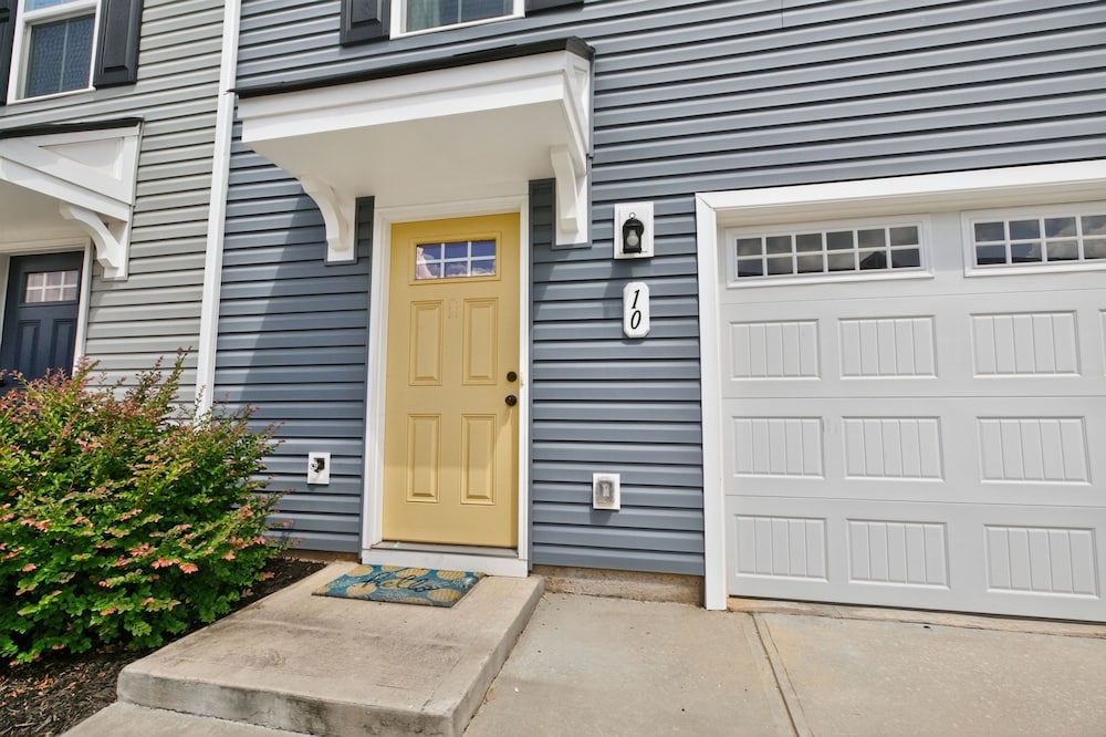 Modern Downtown Retreat Near Swamp Rabbit Trail 4 Bedroom Townhouse