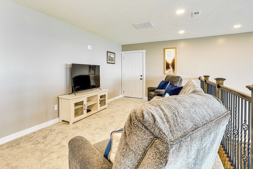 2 Mi to Lewis and Clark Lake: Spacious Getaway