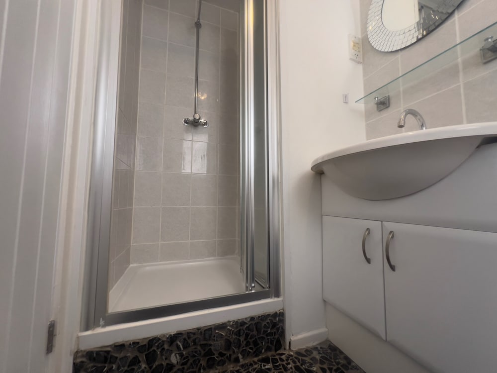 Charming Houghton Regis House With 4 Bedrooms