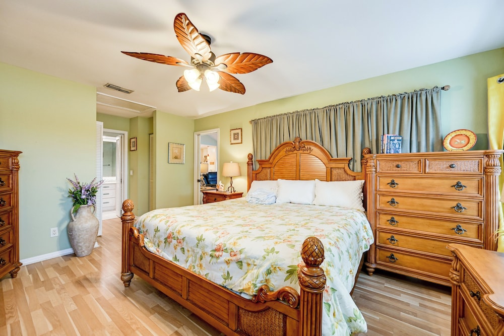 Extended Stay in Estero: Townhome w/ Lake Views!