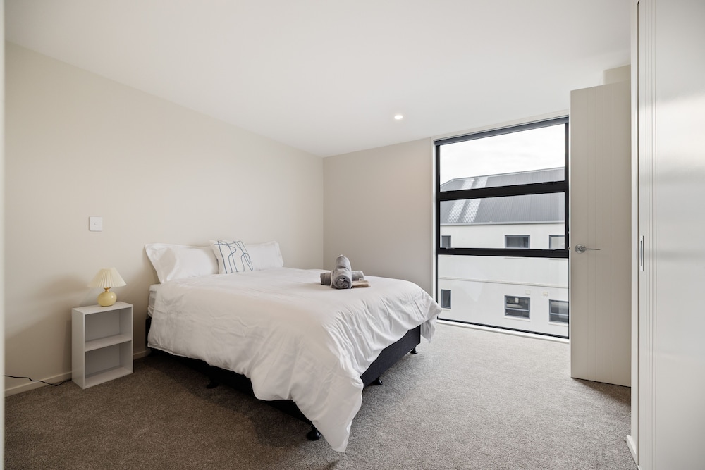 New Central Stay Near CHCH's Best