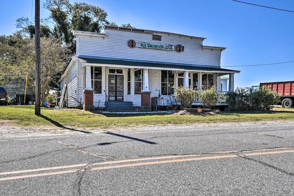 Cozy Currituck Home w/ Fire Pit Near Ferry! view 4
