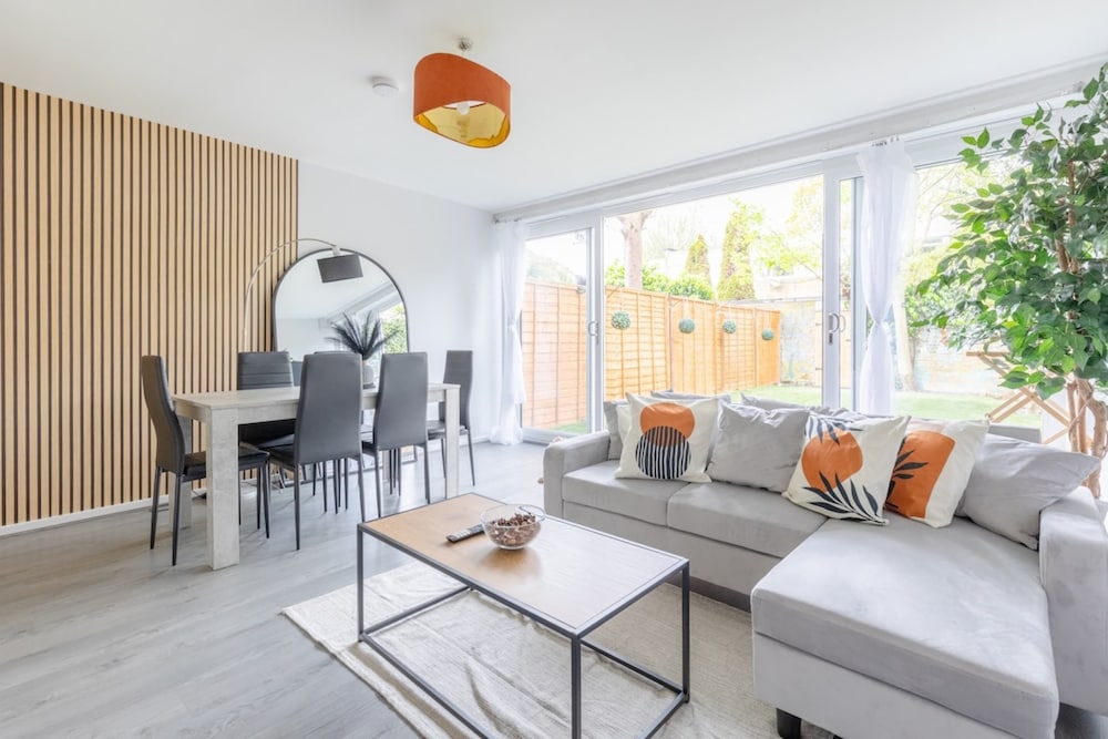 Newly Renovated 3BD Home, Islington!