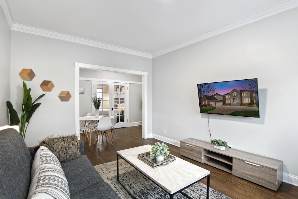 Cozy 2BR in Chicago - Roscoe 08-1W