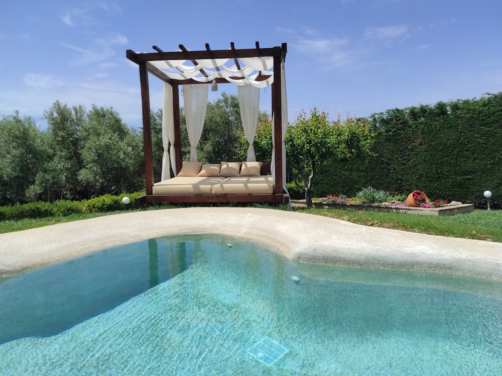 Villa Traditional Estate Heated Pool