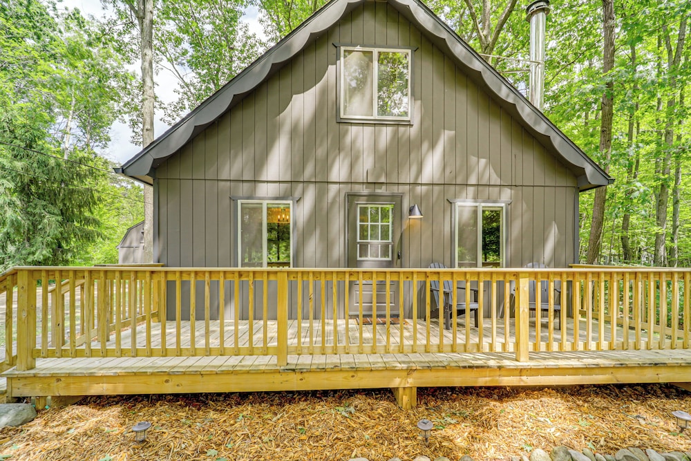 Roscommon Chalet w/ Hot Tub Near Higgins Lake!