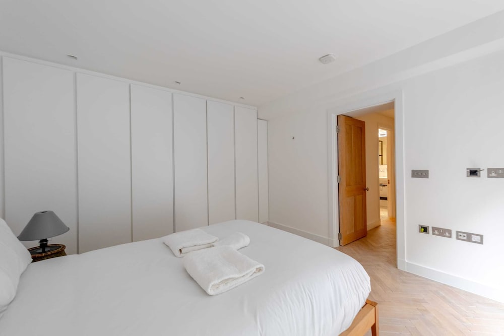 Sleek & Stylish 2BD Flat - Warren Street
