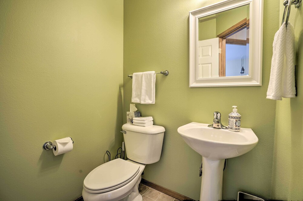 Pet-friendly Townhome w/ Hot Tub in Redmond! view 3