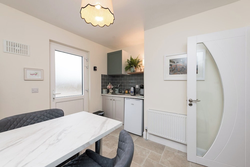 2br-sleeps4-parking-nearcork-6mintoairport