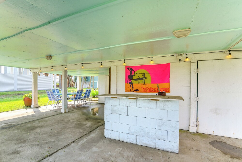 Walk to Beach: Galveston Family Getaway w/ Patio