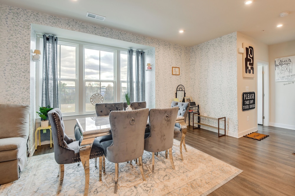 Townhome at Laurel Park: Modern & Spacious Getaway