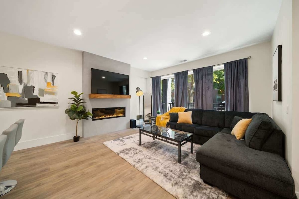 New Two Bed Condo by United Center With Balcony