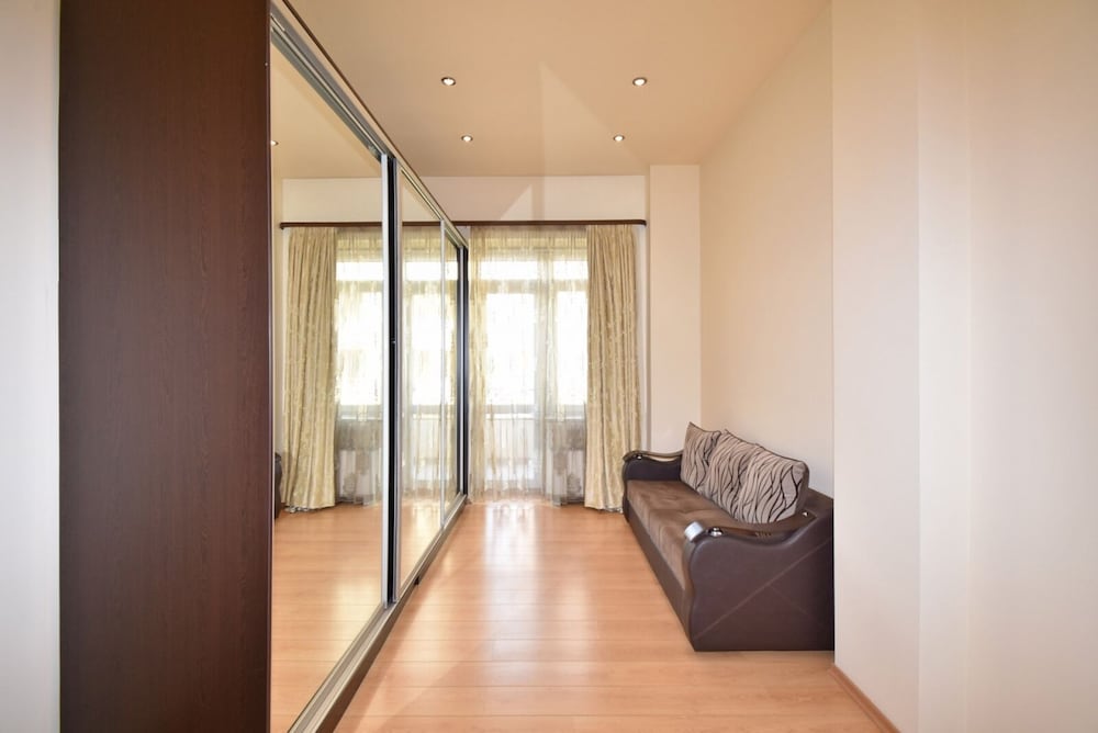 Spacious Apartment by Luxe Group TT606
