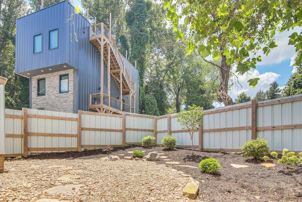 Rooftop Deck, Sweeping Views: Chic Home in Brevard