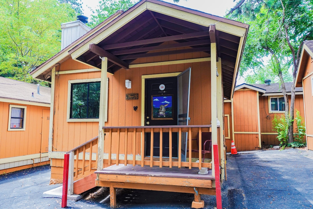 Sleepy Hollow Cabins and Hotel