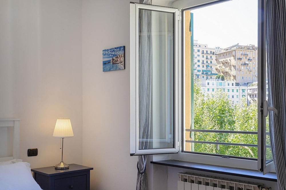 Colore e Stile nel Centro di Genova view 5