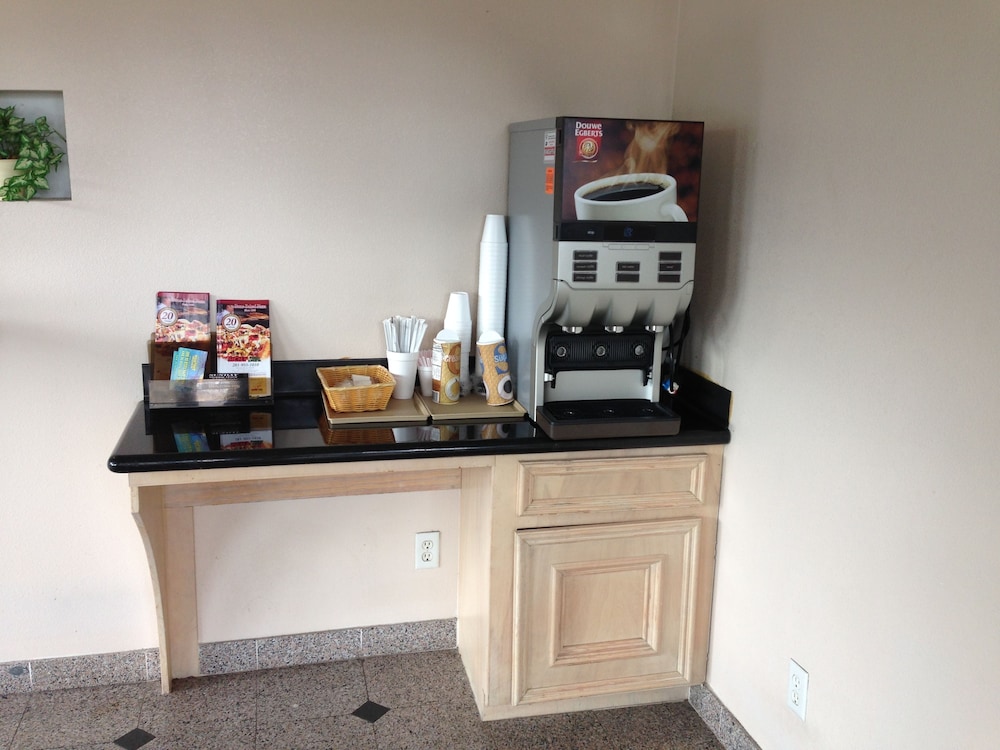 Camelot Inn & Suites Highway 290 NW Freeway