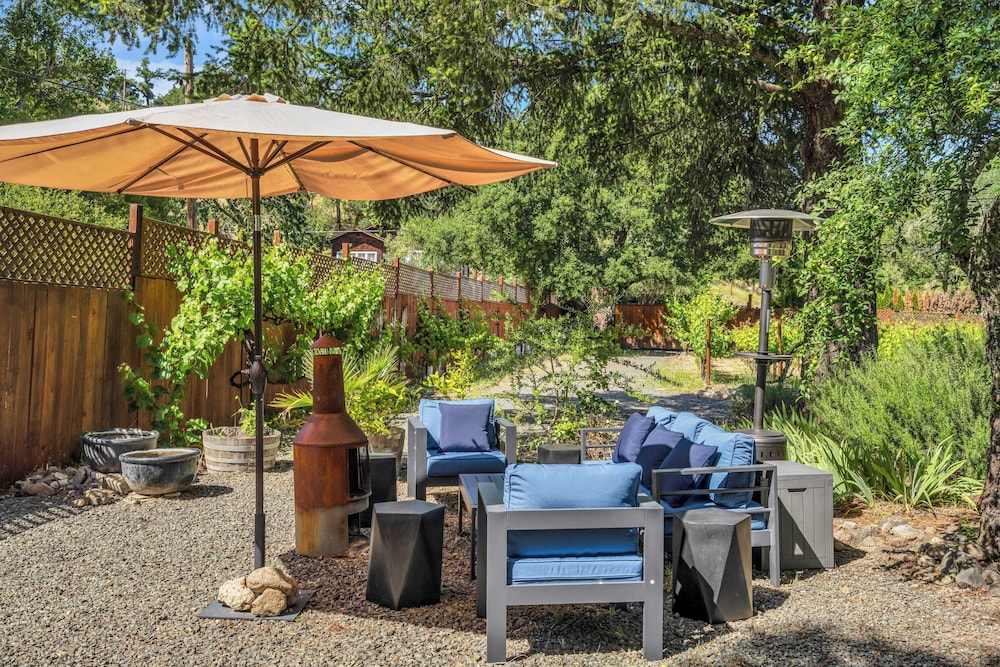 Grapevine Cottage by Avantstay Hobby Vineyard + Firepit