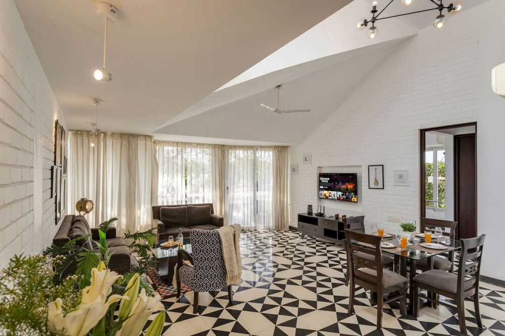 Modern 2bhk w Rooftop Pool 10 Mins Drive to Beach