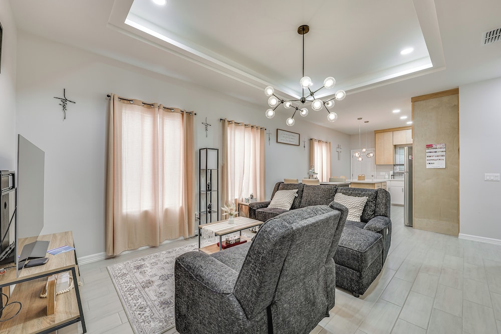 4 Mi to Dtwn: Modern Apartment in Edinburg!