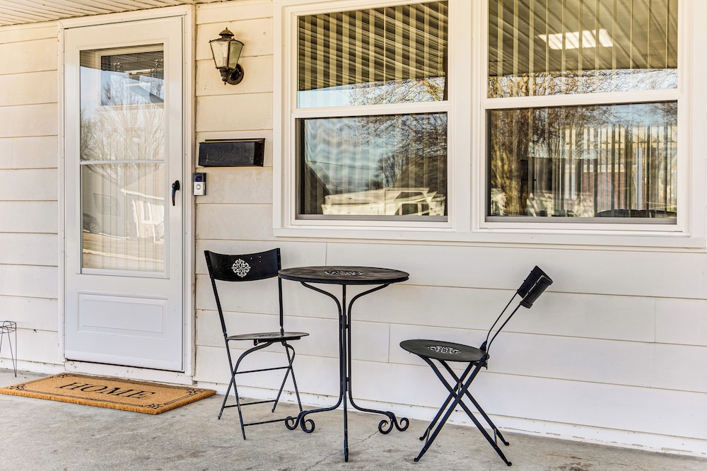 2 Mi to Downtown Logansport: Quiet Home w/ Grill
