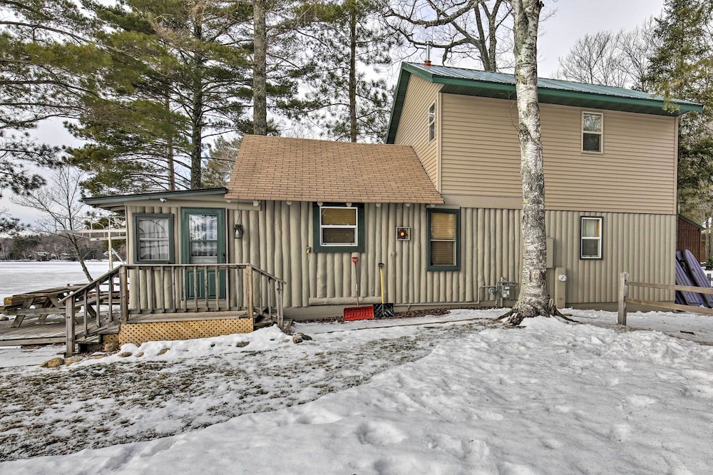 Charming Lost Lake Cabin: Fish, Boat & Hunt!