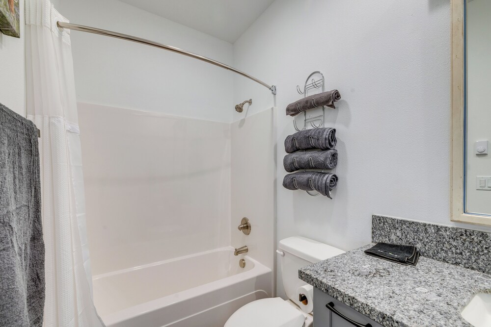 Walk to Marina: Tillamook Bay Apt w/ Water Views!