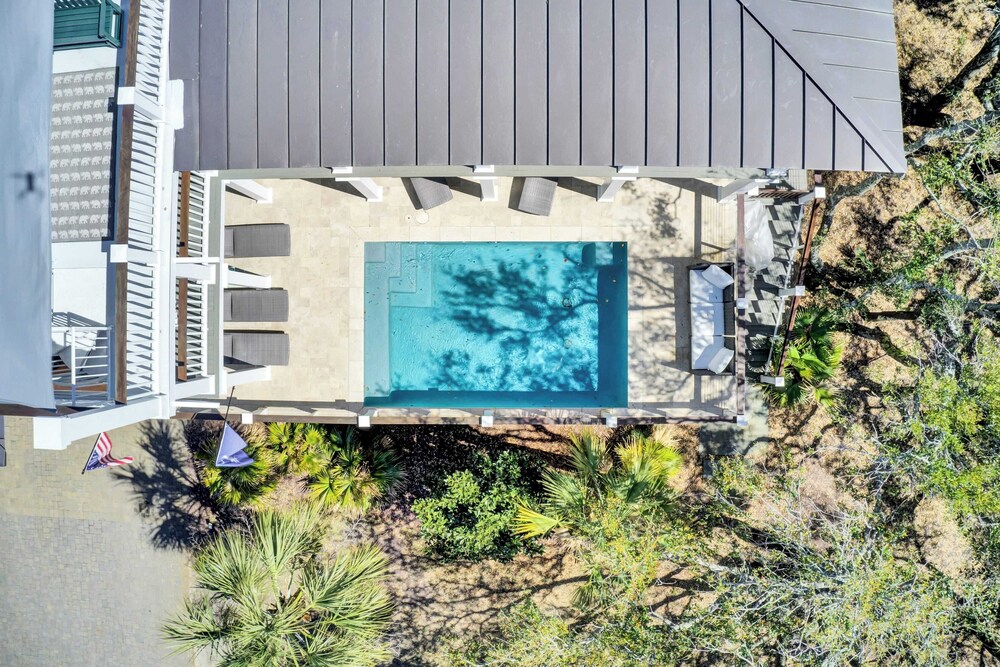 Steps to the Beach! Pool, Gym, Game Room, Movie Theater 3301 Palm by Avantstay