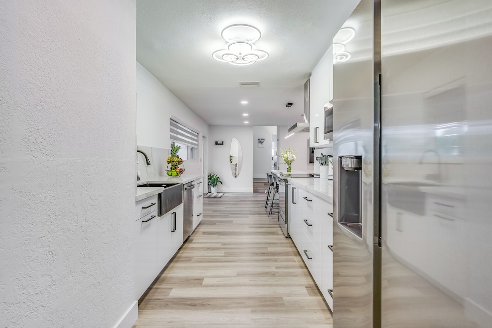 Friendly Fox Luxury Home with Pool & Spa