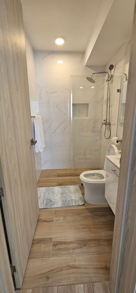 The Beach Spacious 2 Bedroom 2 Bath Apartment on top Floor With Stunning Views