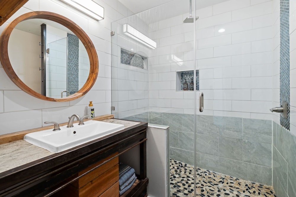 Luxury 7BR Hill Country Gem With Barndominium