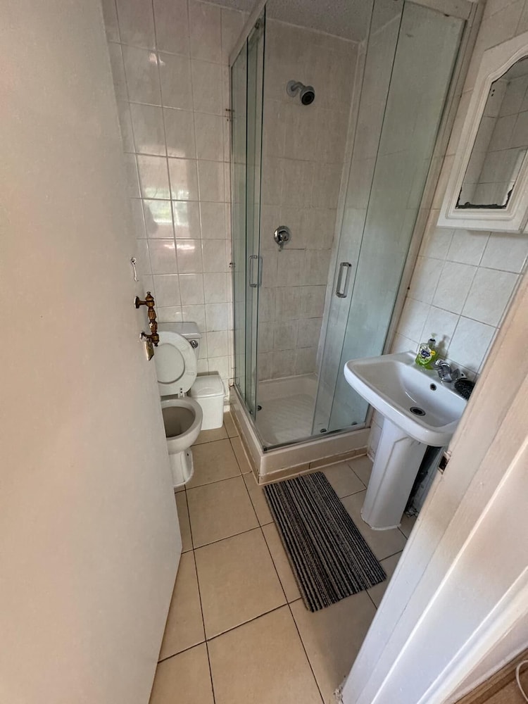 3BR Home Near Hounslow West Tube Station