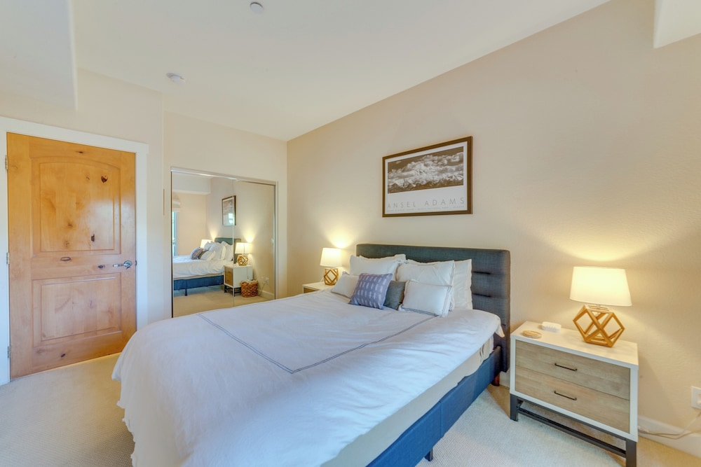 Central Townhome < 1 Mi to The Village at Mammoth!