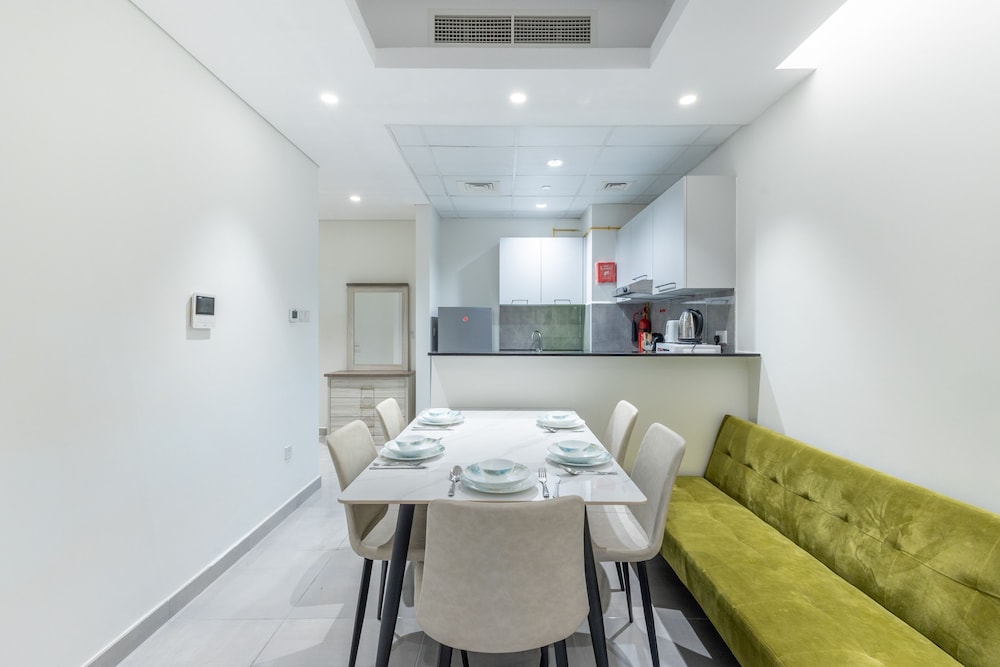 SuperHost - Comfort 1BR Centurion Onyx Retreat with Balcony