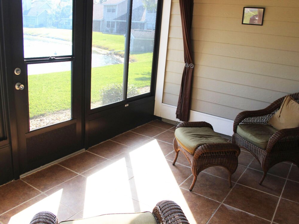 Gorgeous Duplex With Loft and 2-car Garage 2037c view 2