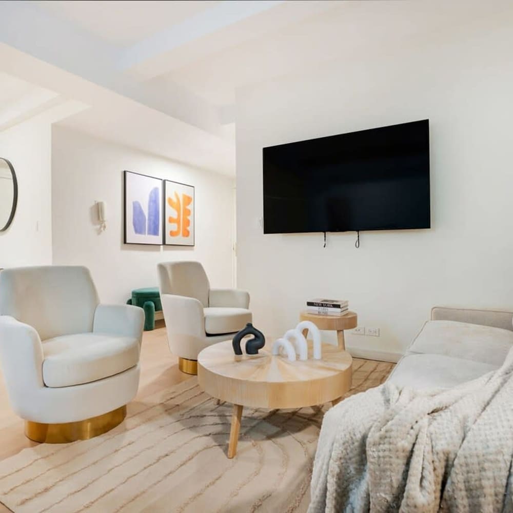 52-3de Newly Renovated 2BR BTH Midtown East