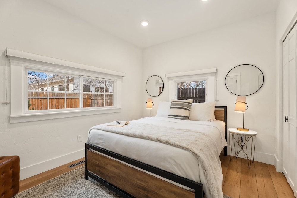 Chic Luxury Retreat in Old Town Walk Everywhere!