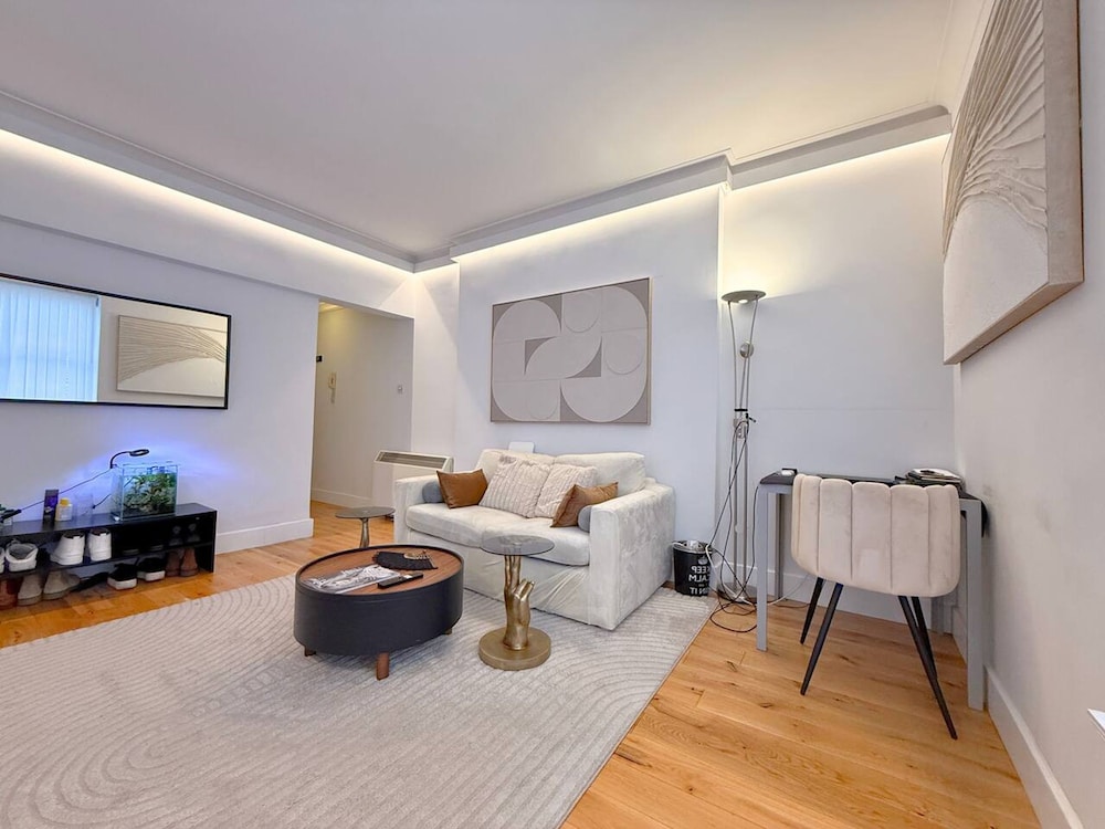 Cosy Mayfair Hideout on Prestigious Street