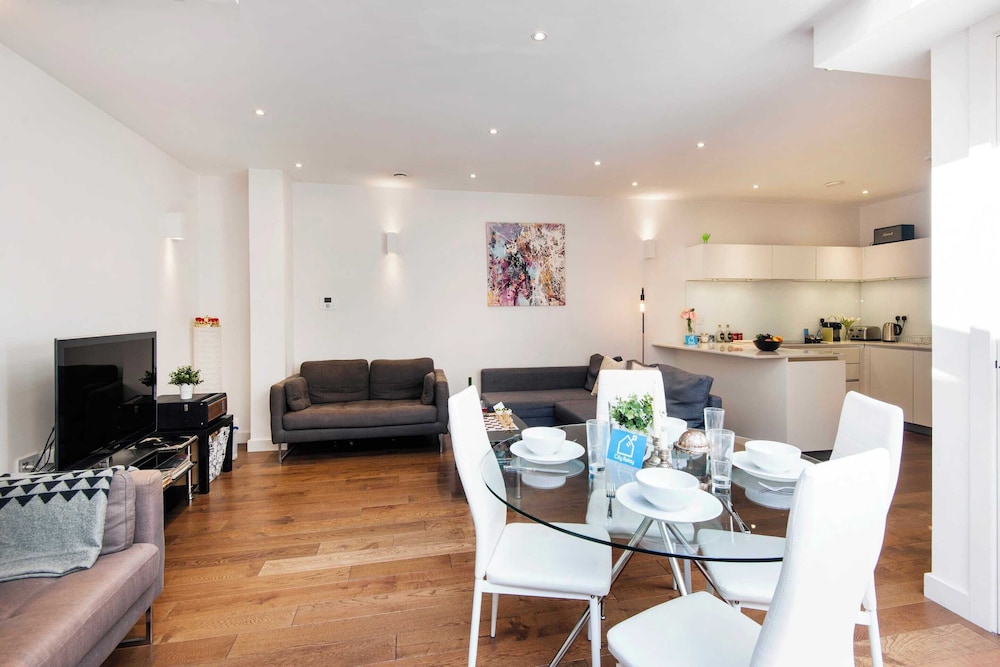 Vibrant 2BR Retreat in Baker Street view 3