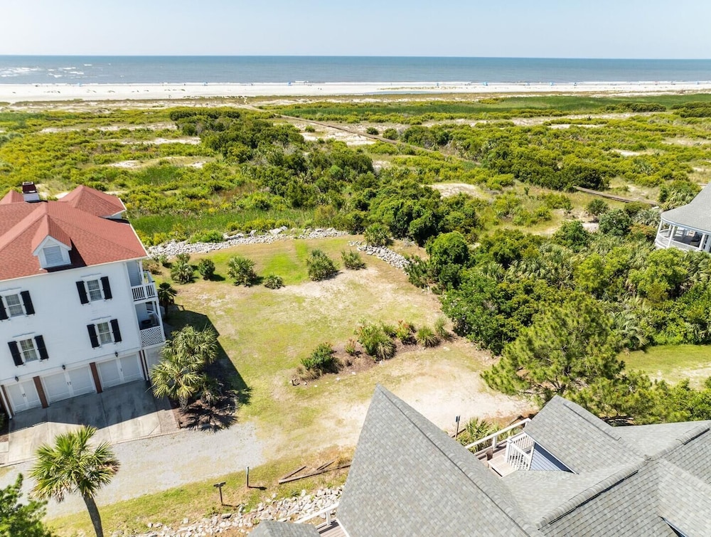 Spectacular Open Floor Plan With Elegance 5-bed, 4-bath Haven on Fripp Island