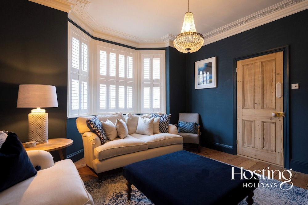 The Aston - Superbly Equipped 4 Bedroom Townhouse view 3