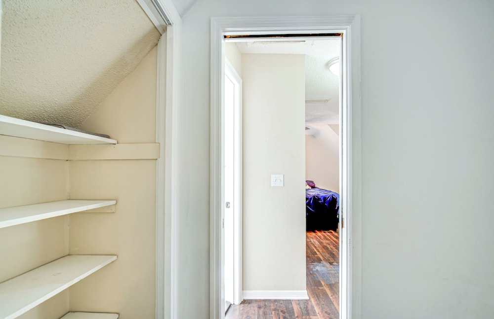 4 Mi to UF: Pet-friendly Home w/ Yard & Deck