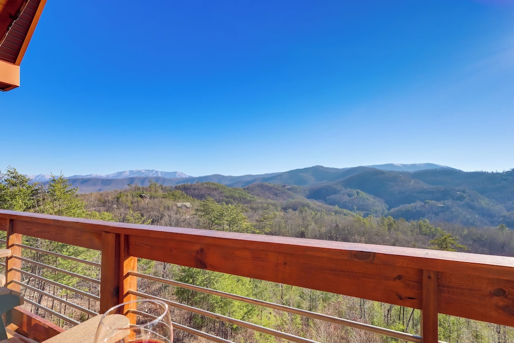 Majestic Mountain Views: Sevierville Escape!