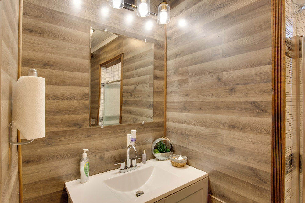 'bayview' - Lakefront Family Cabin in Odessa!