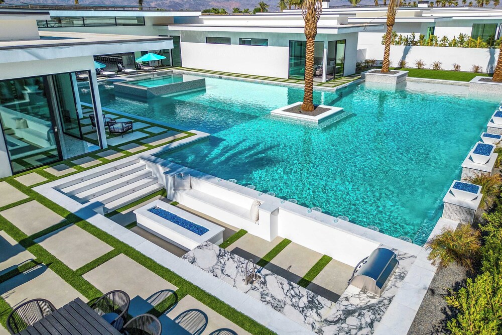 Sleeps 20 Spacious Retreat Pool & Hot Tub Retreat Bravo Villa #4 by Avantstay