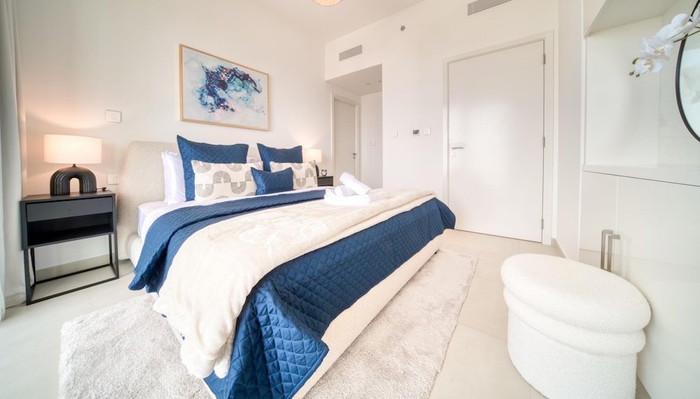 Classy Downtown 2BR w City View Balcony