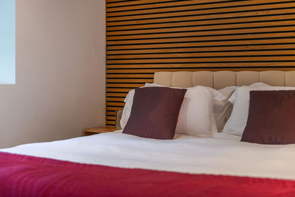 The Red Room Apartment - Fitzrovia - by Frankie Says
