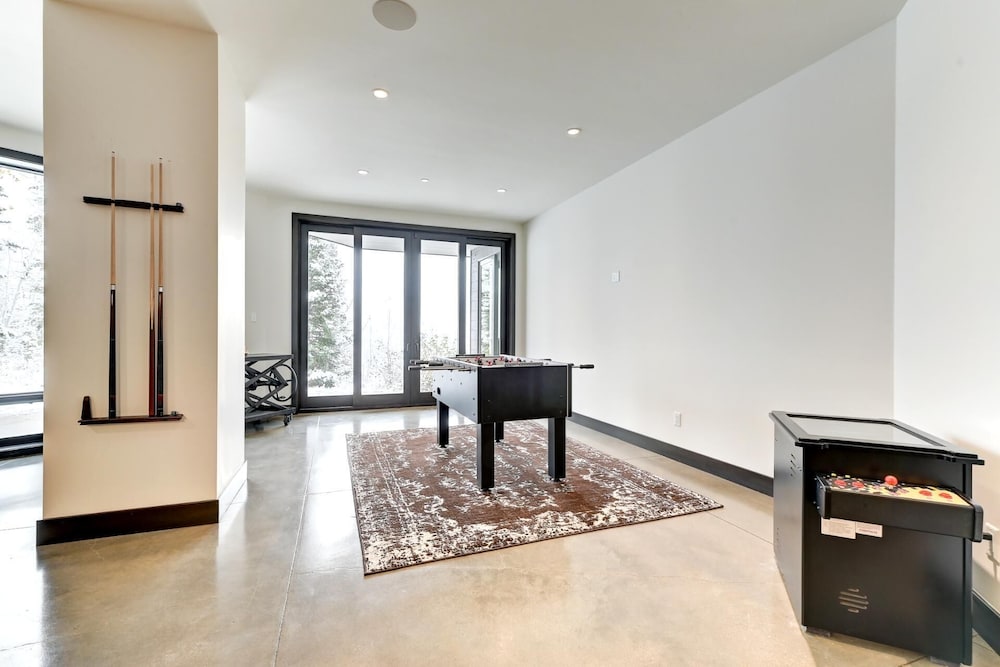 KBM Resorts Walk to Slopes, Sports Court, Private Home Theater, Sleeps 17, Outdoor Hot Tub Pco-184m