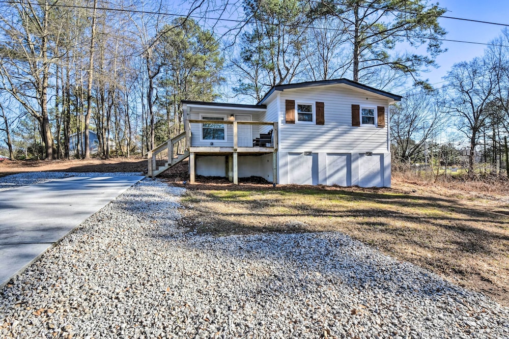 Private Yard + Fire Pit: Commerce Home! view 2